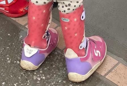 一見、長靴のように見えるが、装具で足を支えている＝ゆーすけさん（@jyunyou）提供