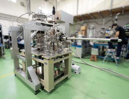 液体ヘリウムフリーの極低温走査トンネル顕微鏡USM1800（ユニソク提供画像）