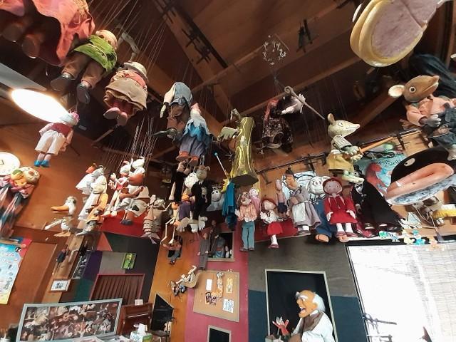 天井には多くの人形たち