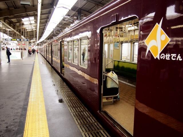 川西能勢口駅で能勢電鉄線に接続する