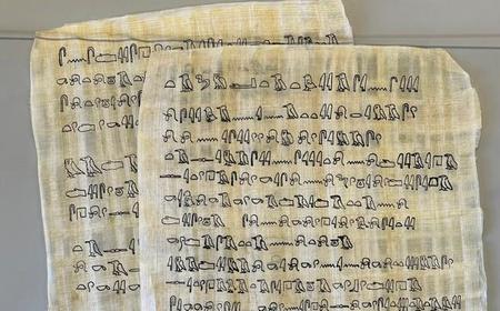 「去年は木簡に万葉仮名で書いてきたのがいた」と田島さんが授業で言ったところ、今年はパピルスに古代エジプトの象形文字で書いてきた酔狂なつわものが！大西由羽さん作の手紙（田島達也さん提供）