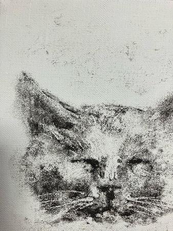 火山灰で描いた猫の作品展「ネコ展」出品作（KYOCOさん提供）