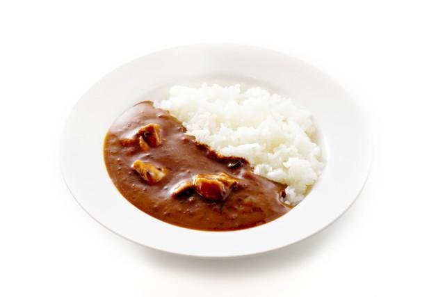 電車内でカレーライスを食べるだなんて…　※イメージ写真　（K/stock.adobe.com）