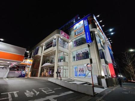 快活CLUB千里本店の外観。紳士服チェーン「AOKI大阪千里総本店」に併設している＝青線さん（@Blue_Liner31）提供