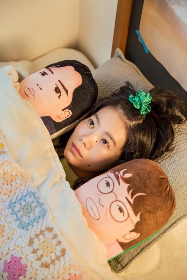 声を聞きながら一緒に眠れるマユリカの「魚肉ソーセージクッション」。阪本さんに「俺のどんな表情やねん」とツッコまれたそう（画像提供：フェリシモ）