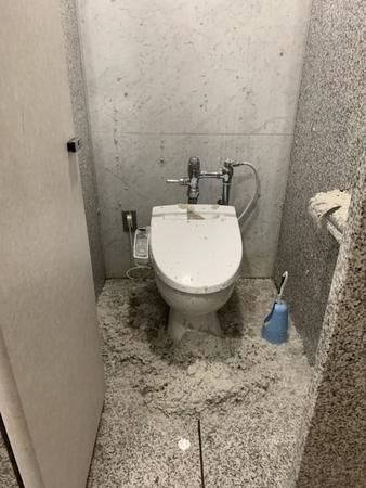 被害にあった男子トイレの個室。床一面に濡れたトイレットペーパーがまき散らされている（茨城県立図書館提供）