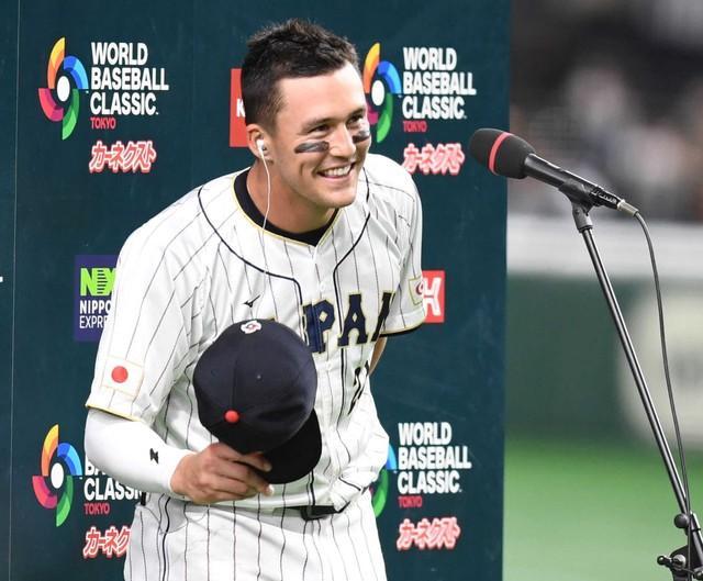 韓国戦後、ファンの声援におじぎするラーズ・ヌートバー選手