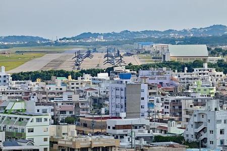 市街地に囲まれた米軍普天間飛行場…中国軍は嘉手納や普天間など在沖縄米軍基地を攻撃することも考えられる（Blue Photo/stock.adobe.com）