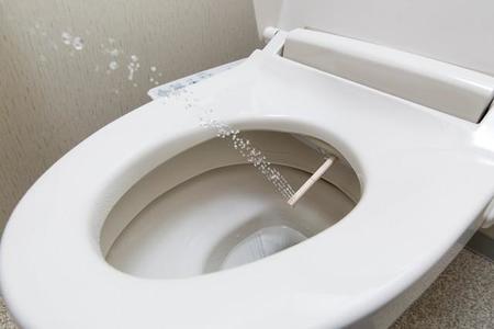 公共のトイレで、あなたはシャワー機能を使いますか？　※画像はイメージ（kazoka303030/stock.adobe.com）
