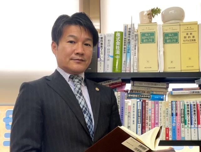 あさがお法律事務所の岡田晃朝弁護士。30歳手前で脱サラし、多くのアルバイトをしながら司法試験に合格。「叩き上げの弁護士」と自らを称す