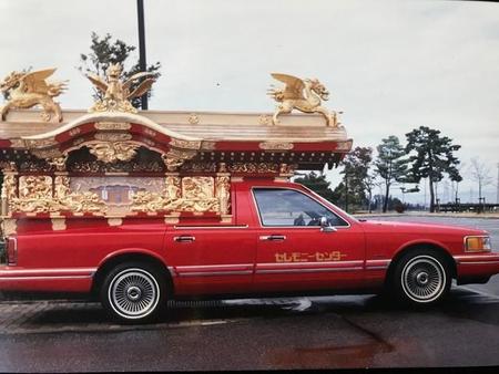 1992年から2023年2月まで放送されたドラマ「赤い霊柩車」で使われた宮型霊きゅう車と同型の霊きゅう車。かつて富山の葬儀屋が所有していた（町田忍さん提供）