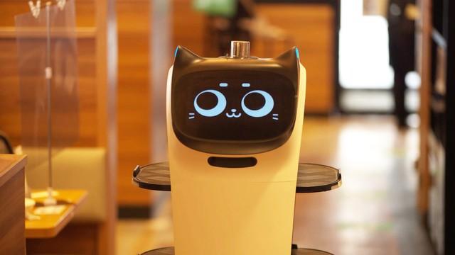 謎の伝票を運んできたネコ型ロボット。棚にデザートと一緒に持ってきたそうです（すかいらーく提供）