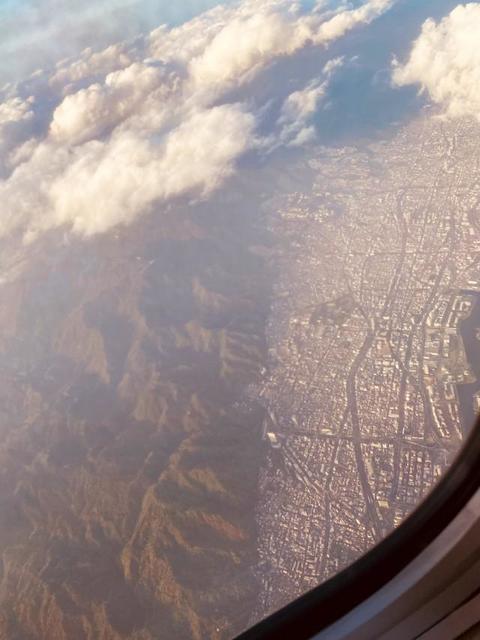 「やっぱホンモノは違うわ」ある都市の特徴的な地形を上空から撮影、SNSが興味津々「定規で線引いたみたいに分れてるのか」