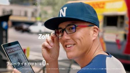 メガネも似合うラーズ・ヌートバー選手(CM Zoff「New HERO ヌートバー」篇より)