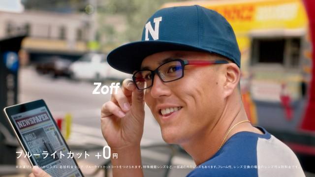 メガネも似合うラーズ・ヌートバー選手(CM Zoff「New HERO ヌートバー」篇より)