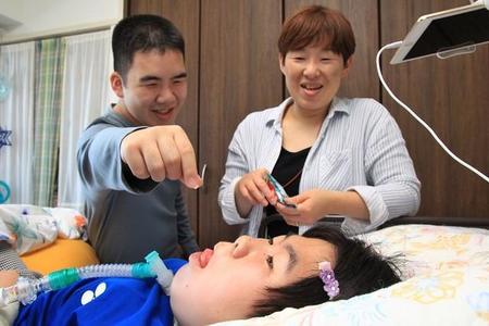 【きょうだい児って?(1)】姉の危篤中、一人でご飯… 筋ジストロフィーの姉がいる高3男子「泣いてるお母さん、初めて見た」