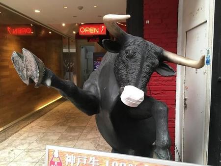 神戸では牛もマスク姿に