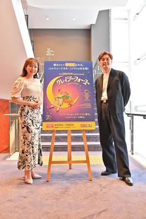 跡取り息子のボビー・チャイルドを演じる萩原隆匡さん（右）と、恋に落ちる娘のポリー・ベーカー役の町真理子さん。「劇場に足を運んで、たくさん笑ってもらえれば」