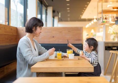 食事を楽しむ親子連れ（スープストックトーキョー提供）