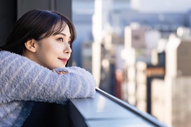 アラフォーの独身女性。マンションを購入してもいいか悩んでいます　※画像はイメージです（metamorworks/stock.adobe.com）