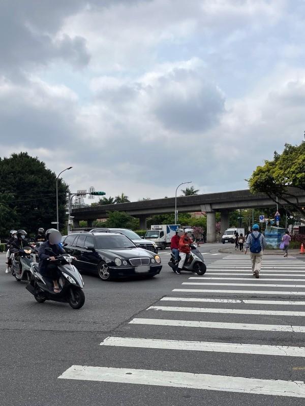 歩行者に道を譲る車とバイク（撮影：Coco）