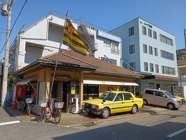 阪神タイガースの旗がひるがえるタイガースコーナー＝タイガースコーナー本山店