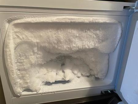 もはや霜が冷凍庫を埋め尽くす勢い…（えふてさん提供）