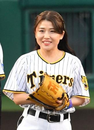 始球式を務めるためマウンドへ向かう河野万里奈＝2023年5月2日（撮影・中田匡峻）