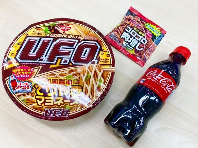 「日清焼そばU.F.O. 和風醤油てりやきマヨネーズ焼そば」とコカ・コーラ、対象商品の購入でもらえる「ゴロゴロ肉増しパック」