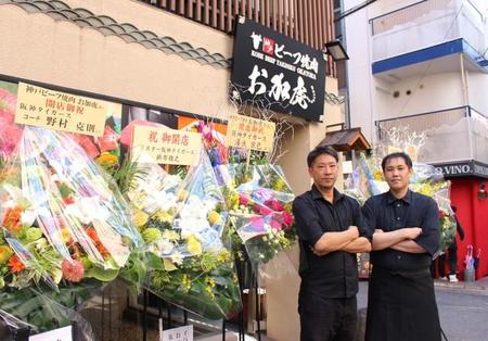 「神戸ビーフ焼肉お加虎」。阪神タイガースの現役選手やOBらからのスタンド花がずらり＝兵庫県神戸市中央区(提供)