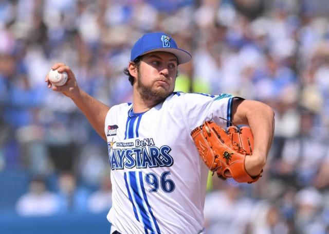 「5階建てくらいある…凄いな」DeNA助っ人バウアーが“自分の巨大広告”に大喜び！！「企画した球団の人グッジョブ！」