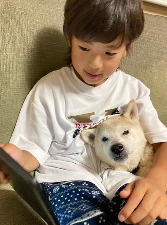 昨年夏、SNSで大きな話題を集めた当時小学2年生の男の子が15歳の愛犬について調べた愛情あふれる自由研究が絵本に（しゅんくんのお父さん提供）
