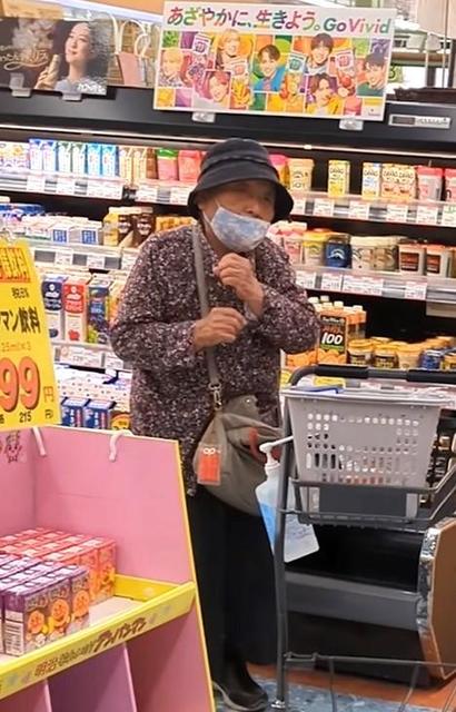 「今日も来てくれた」スーパーでノリノリで踊るおばあちゃんの動画が再生回数640万回超「日本初のデイサービス併設スーパー？」