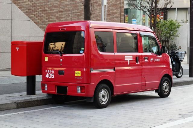 郵便の赤い車。こちらの車は色あせずきれいですが…　※写真はイメージです（Ned Snowman/stock.adobe.com