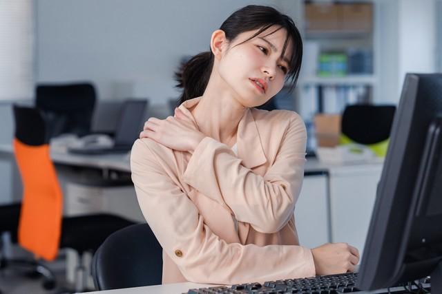 仕事で手一杯。結婚や妊娠を考えるなんて余裕がない…　※画像はイメージです（maroke/stock.adobe.com）