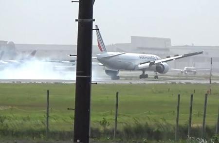 強風の成田空港　横風にあおられ、バウンドして着陸したエールフランス　「ハラハラするゥ」「主翼がブヨンブヨン」「パイロット凄すぎ」