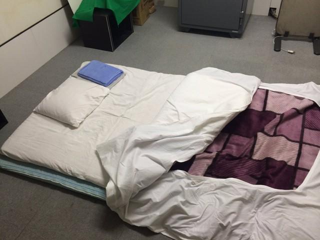 はじめて1人で東京へ…予約したホテルの手違いで「物置部屋に宿泊」！？　驚きの体験談が話題に　