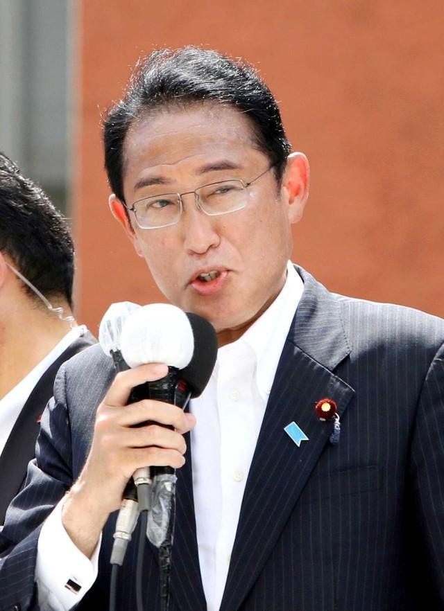 今年の夏のボーナス、約392万円が支給された岸田文雄首相＝2022年7月、神戸市内