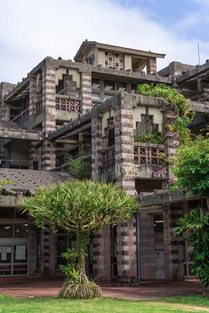 アサギテラスが印象的な名建築・名護市庁舎、取り壊さないで　写真家の投稿が話題に　市の建て替え方針に保存活用を呼びかけ