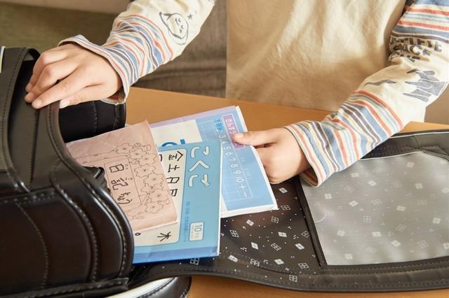 子どもが小学校で使った教科書、処分のタイミングは？　3位「中学にあがったら」2位「とっておく」