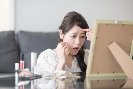 夏に化粧が崩れると思う部位は「Tゾーン（額、鼻）」が最多　※画像はイメージです（hanack/stock.adobe.com）