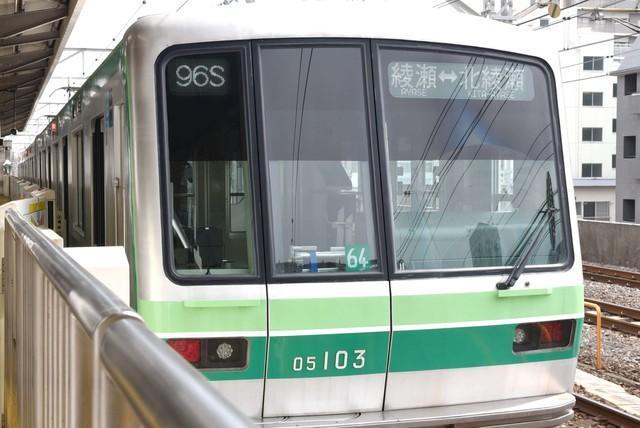 お馴染みの列車が到着するホームに隠された謎が…