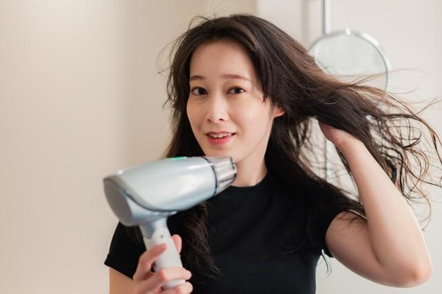 くせ毛に悩んだ経験がある人は8割強　くせ毛対策2位は「ヘアアイロン、コテを使用する」