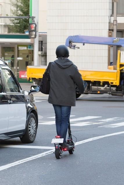 今月1日から運転免許がなくても16歳以上の誰もが乗れるようになった電動キックボード。イギリスや欧州では死亡事故が起きて規制しているのに…（photoACより「Tsubasa Mfg. Inc.」さん撮影、イメージ画像）