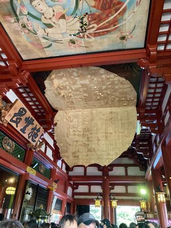 7月8日に剥がれた浅草寺・本堂の「龍之図」。べろーんとぶら下がる状態になっていました（提供写真）