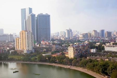 ベトナム・ハノイのビル群と市街地の風景（35mmf2/stock.adobe.com）