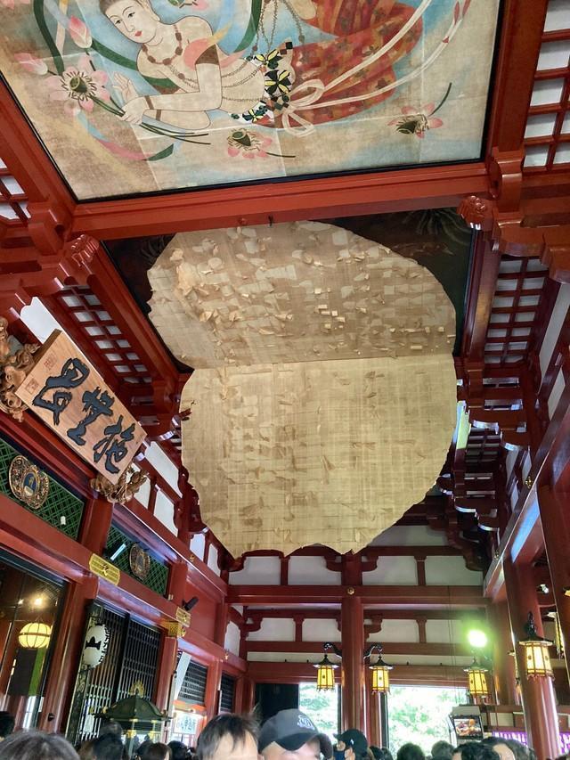 天井の“龍の絵”はがれる  東京　浅草寺