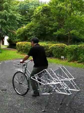 テオ・ヤンセンさんの「ストランドビースト」と自転車を組み合わせた作品の動画が話題に（「garden house sara」さん提供、Twitterよりキャプチャ撮影）