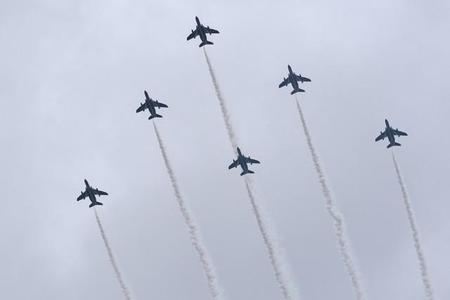 「デルタ・ローパス」隊形で福岡市上空を展示飛行するブルーインパルス　１４日１４時