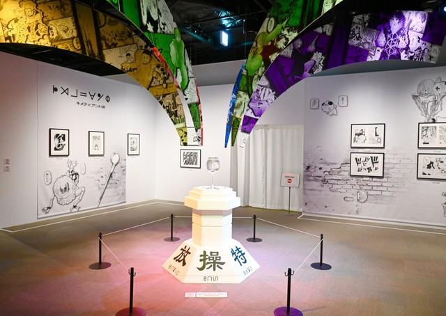 『HUNTER×HUNTER』エリアの展示模様　(C)Y.T.90-94 (C)Y.T.95-97 (C)P98-23 (C)Y.T.89-90